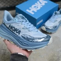 HOKA נעלי ריצת שטח עם ריפוד מאסיבי