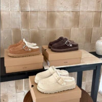 UGG כפכפי זמש פרוותיים עם רצועת עקב