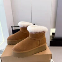UGG מגפי קרסול פלטפורמה עם פרווה