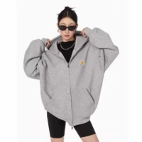 Carhartt קפוצ'ון רוכסן אוברסייז עם כיסי קנגורו