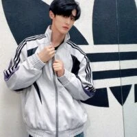 ג'קט טרנינג adidas יוניסקס בצבע אפור עם 3 פסים, תקריב קדמי