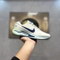 Nike נעלי ריצה עם חלון עקב מעוצב